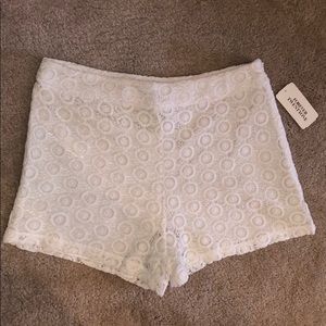 WOVEN CREAM SHORTS